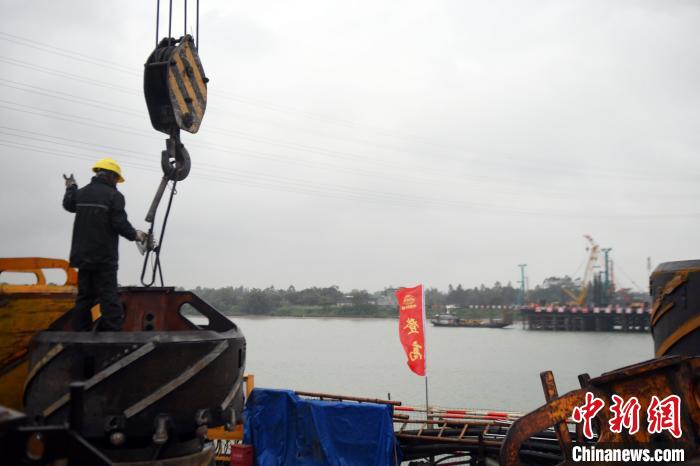 工人冒雨施工。 蒋雪林 摄 工人冒雨施工。 蒋雪林 摄