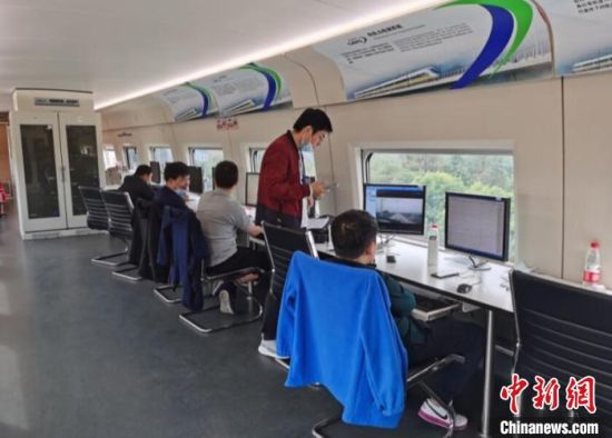 “黄医生"通过多次“折返跑”,采集分析相关数据。 郑建 摄 “黄医生"通过多次“折返跑”,采集分析相关数据。 郑建 摄